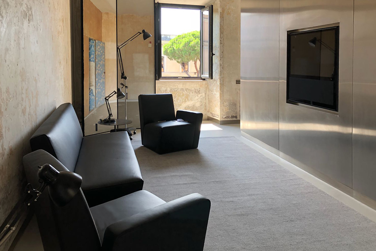 Appartamento Palazzo Rhinoceros con armadiature in acciaio inox su misura e poltrone firmate Jean Nouvel Design