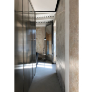 Corridoio Palazzo Rhinoceros con armadiature in acciaio inox su misura e arredi firmati Jean Nouvel Design