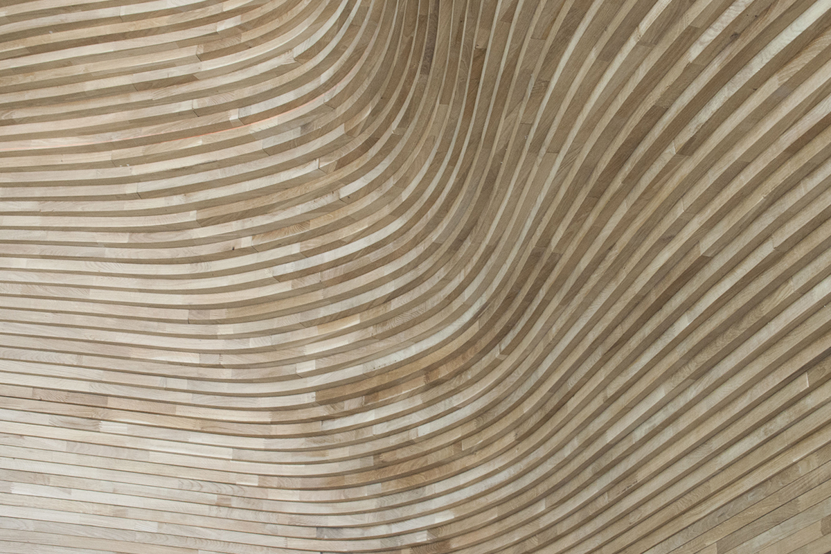 Museo nazionale del qatar gift shop: dettaglio rivestimento in doppia curvatura di legno di rovere fingerjoint