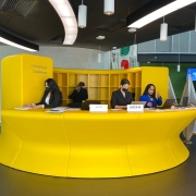 desk reception curvo giallo, receptionist